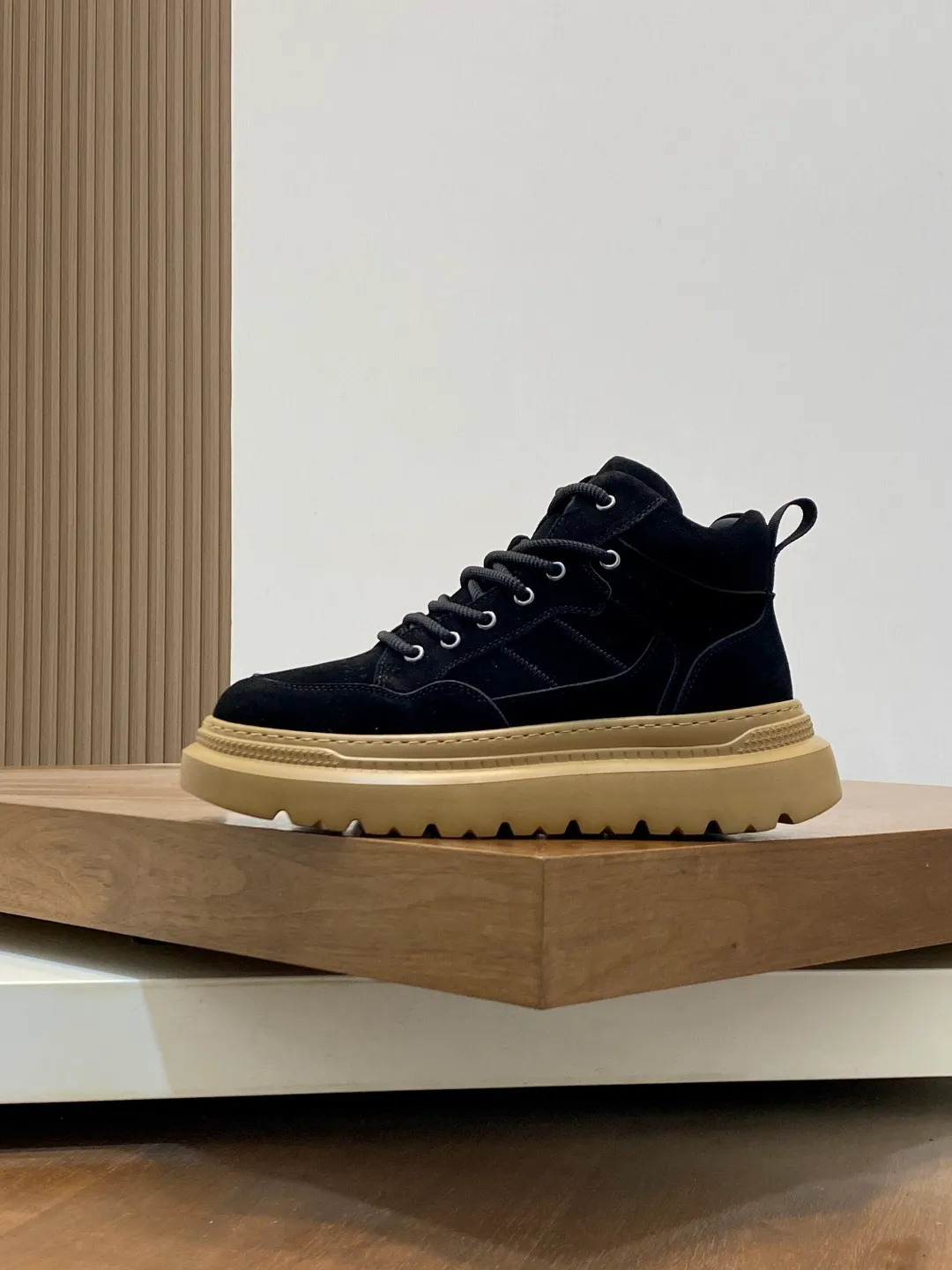 Men's shoes 💰740 UGG lace-up thick-soled sports shoes for men. Full of fashion, casual and versatile. The frosted upper is high-end without looking old-fashioned. The upper is waterproof and oil-proof, fashionable and easy to take care of. The lining is made of sheepskin. It is comfortable and warm. The upper foot is not bloated at all. Super fashionable Size: 39-44